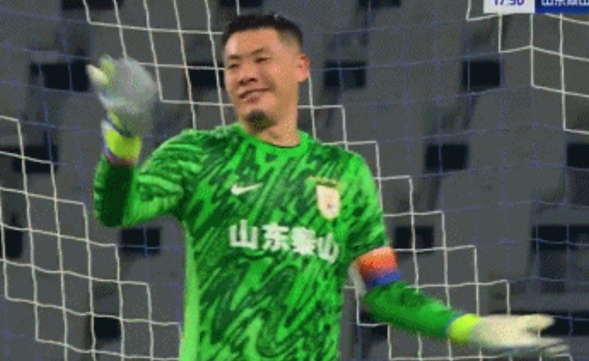 李可从身后, 并做出咬手, 亚冠名额而 李可从身后, 并做出咬手, 亚冠名额而